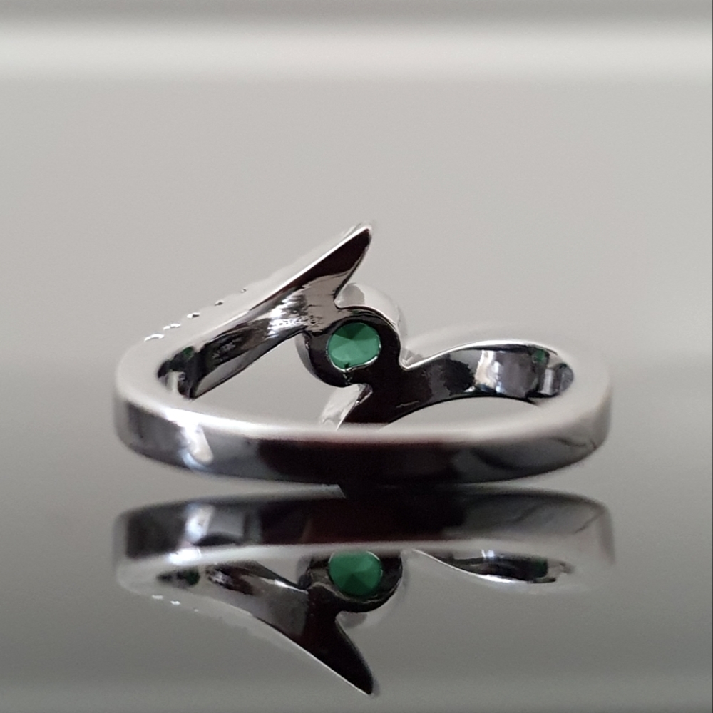 Pretty Small Green Round Diamond Ring - Picture 2 of 7